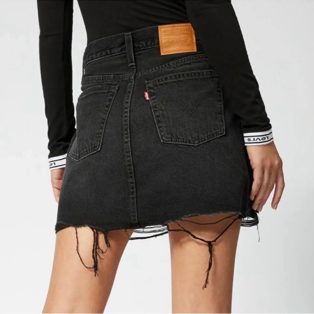Levi’s High Rise Black Wash Denim Mini Skirt 24